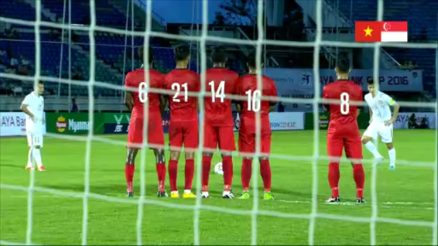 VIDEO: Tình huống sút phạt nguy hiểm của Công Vinh trước Singapore
